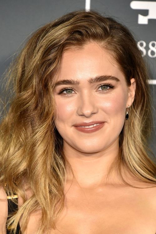 Haley Lu Richardson as Twila