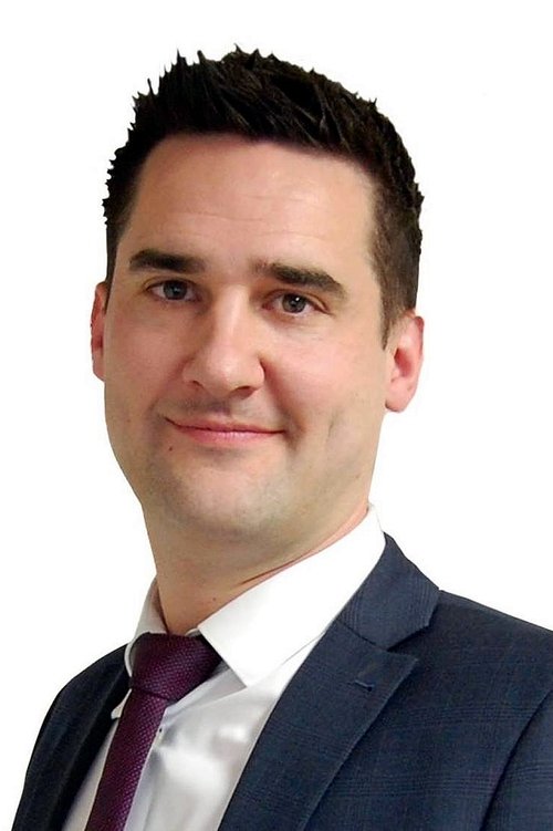 Dan Brothers as Franklin