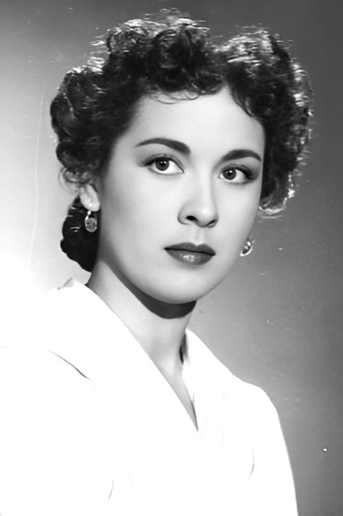 Aurora Bautista as Elena