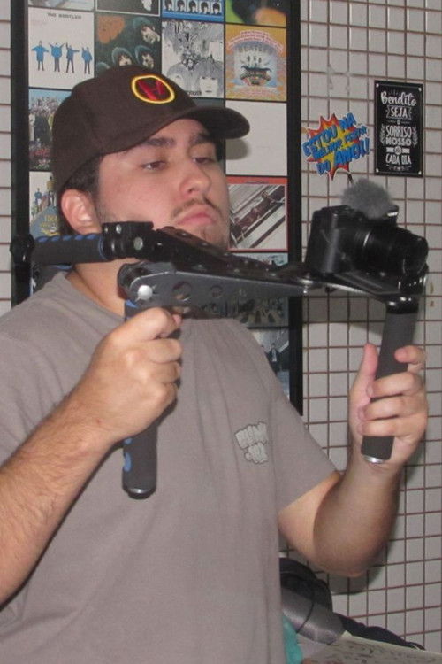 João Vitor Martins as Porteiro