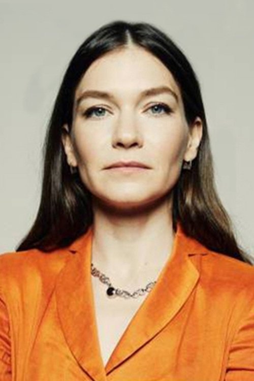 Hannah Gross as Gwen