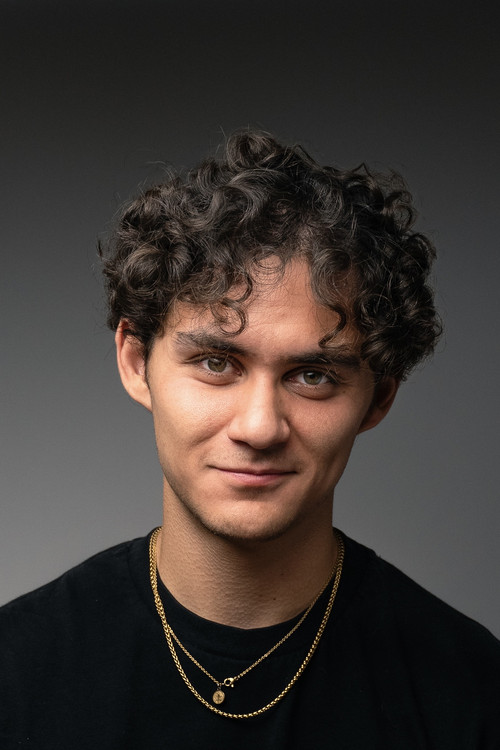 Diego de Alba as Presentador