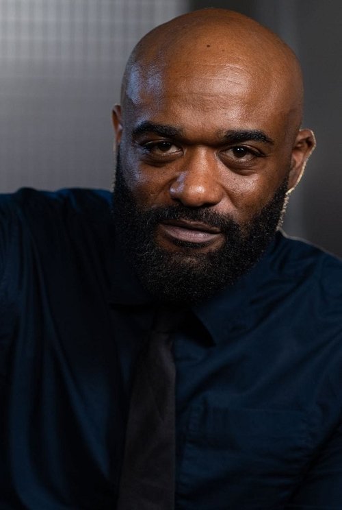 Noa Pharaoh as Dr. Gordon