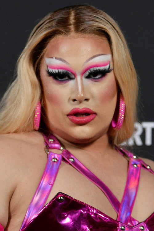 Salina EsTitties as Emily Cratchitt