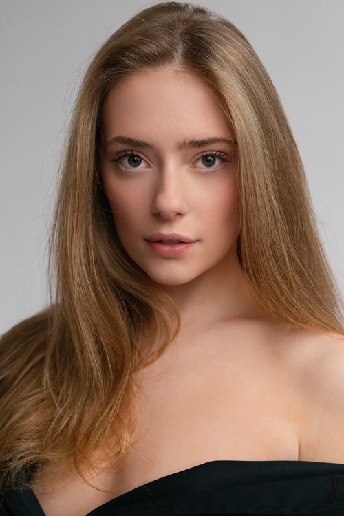 Emma Hullar as Nickie