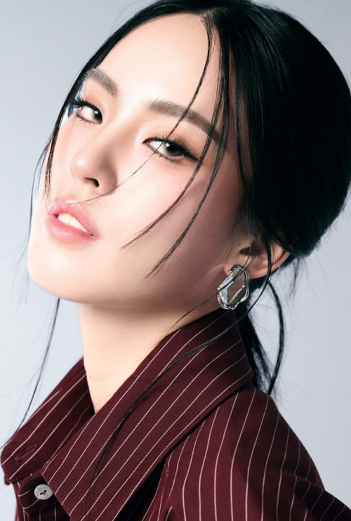 Ladapa Thongkham as 'V' Witharee Uanantawat