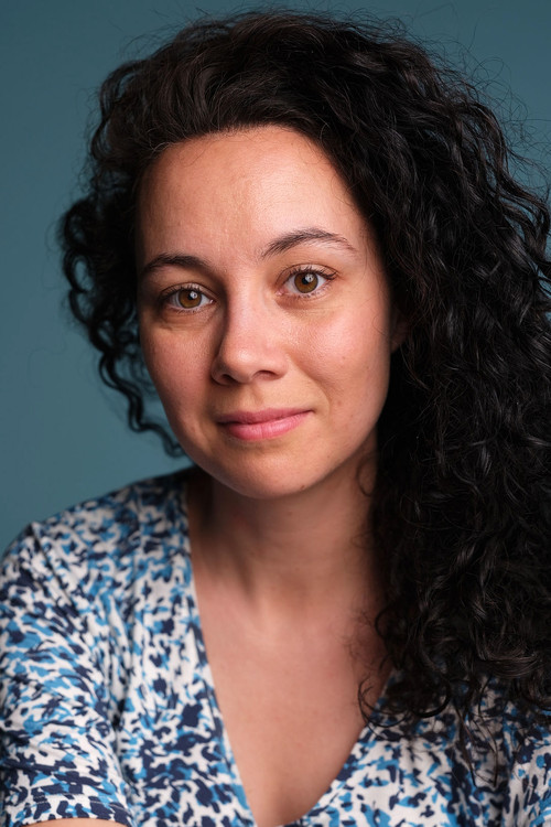 Jacqueline Berces as Guichetière