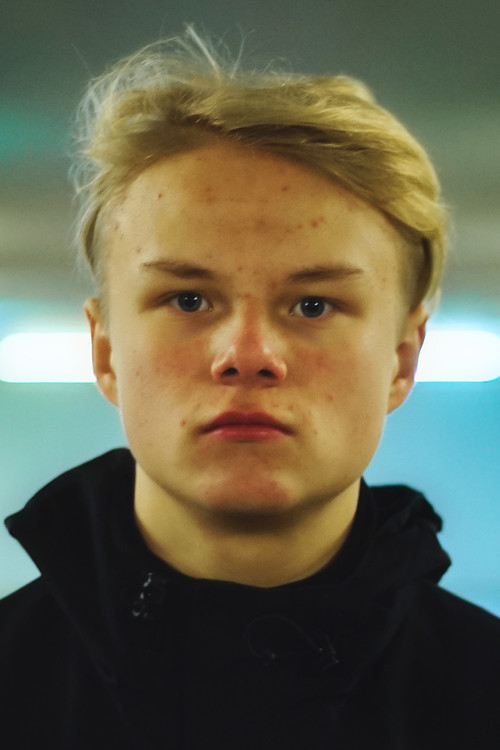 Anton Petzold as Tom