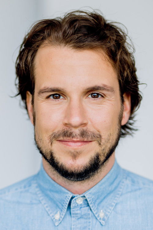 Lucien Ratio as Guillaume / Gardakan