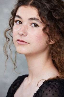 Cadence Goblirsch as Isla