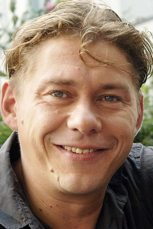 Tom Jahn as Die Zeitungsjungen