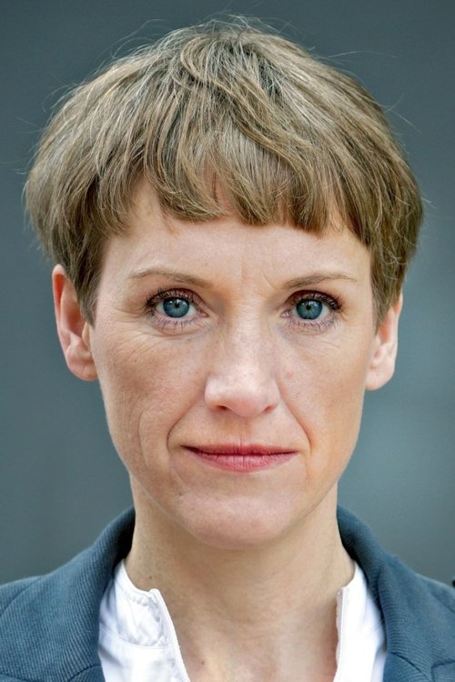 Theresa Berlage as Frau Schiller