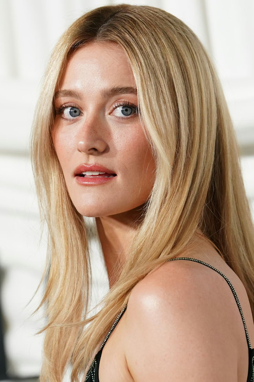 Sarah Pidgeon as Carolyn Bessette