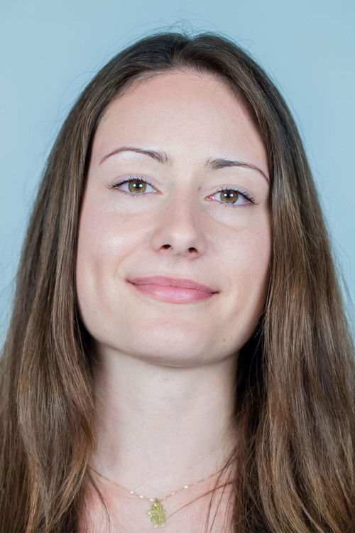 Lina Csillag as Journalist Louise