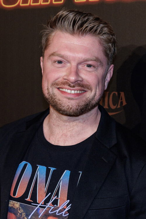 Niels Oosthoek as John