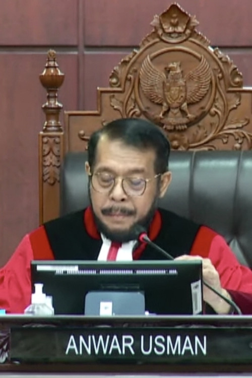 Anwar Usman as Man at Cikini Market (uncredited)