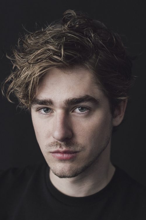 Oskar Rybaczek as Artur