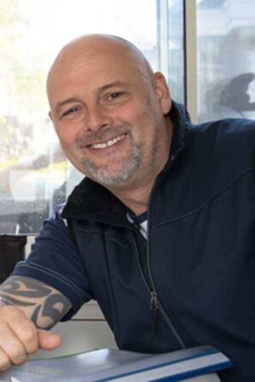 Duncan Abrahams as Self - Handyman