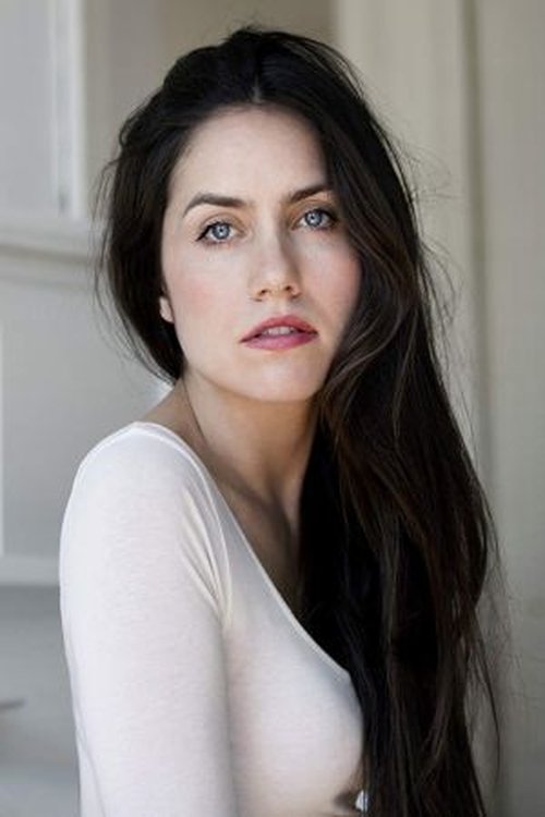 Katharina Sporrer as Sarah