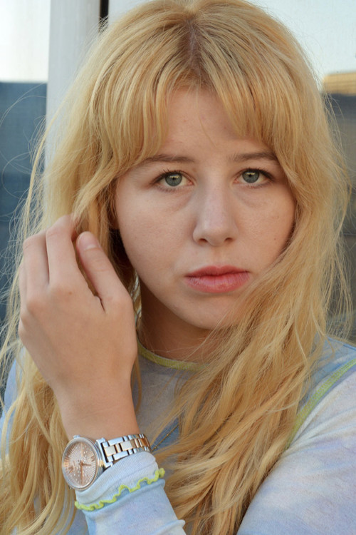 Julia Wozek as Petra