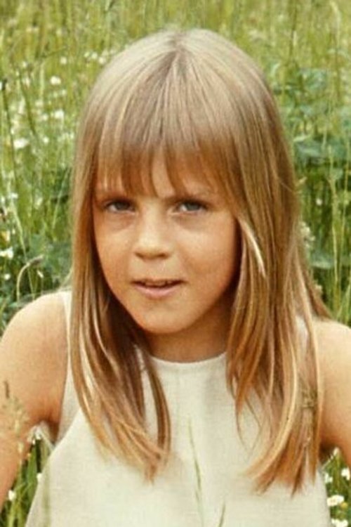 Julia Hede-Wilkens as Fia