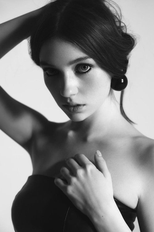 Alexa Swinton as Maddox Aged 11