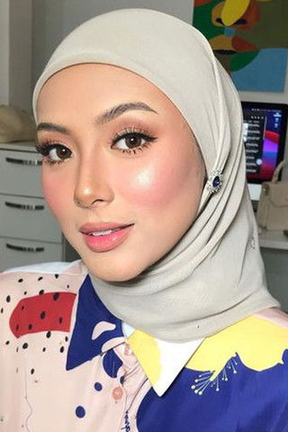 Ezzanie Jasny as Nuha