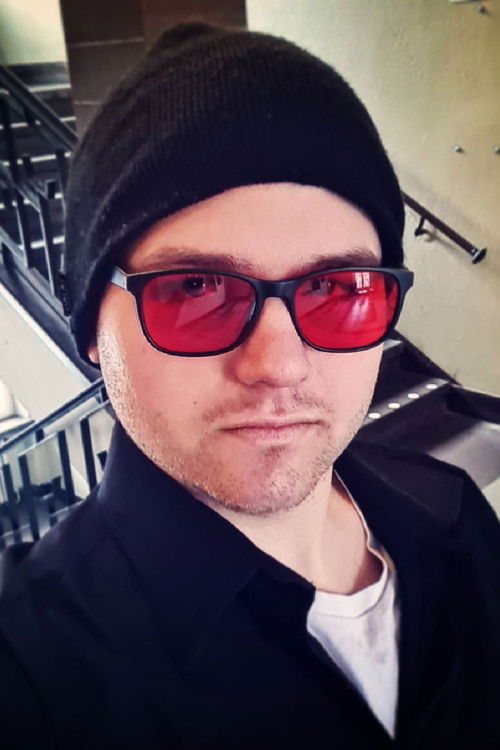 Charlie Halldén as Bartender