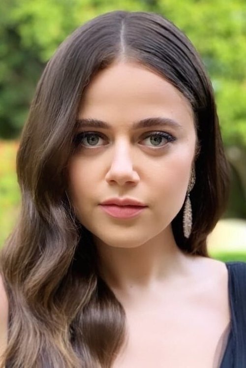 Molly Gordon as Lauren Hesselberg