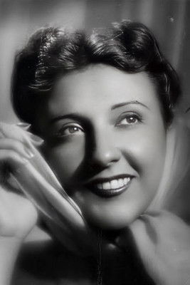 Ángeles Martínez as Mariana