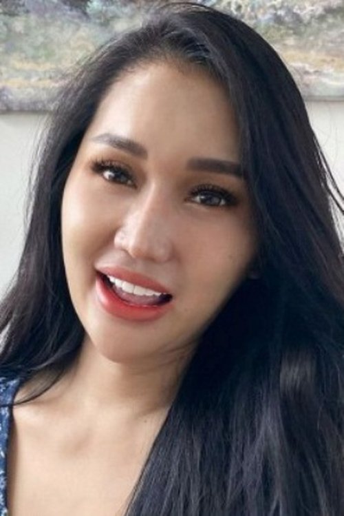 Lucinta Luna as Queen Lucinta