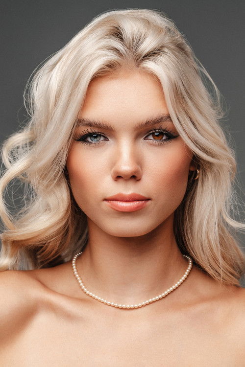 Caroline Elizabeth Gregory as Influencer