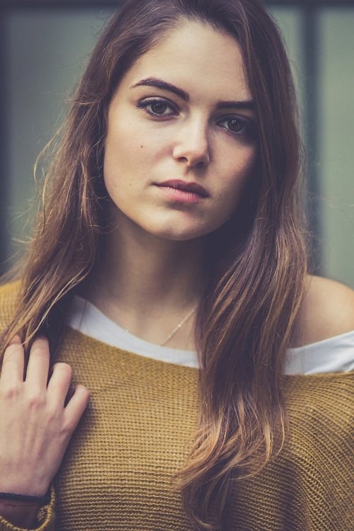 Radina Borshosh as Iva