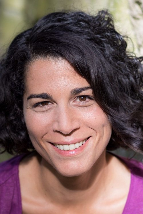 Kahena Saighi as Samia