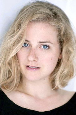 Amandine Klep as Laura