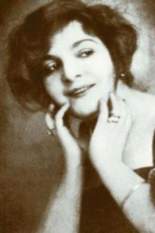 Lili Berky as Mary's mother - widow Berényi