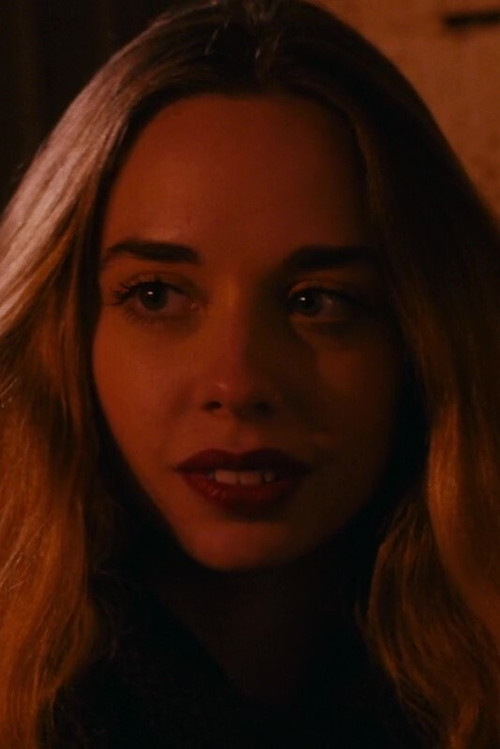 Constance Jérôme as La fille à la cigarette