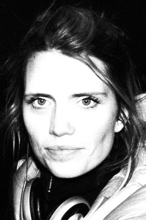 Nini Bull Robsahm as Mia