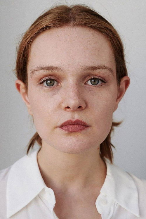 Miriam Schiweck as Julie