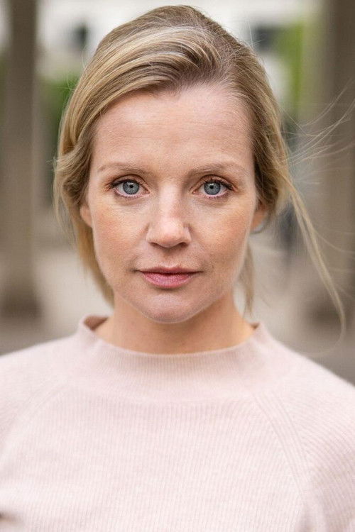 Kim-Sarah Brandts as Isabell Norton