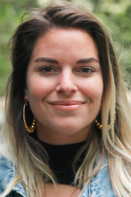 Sophie Tapie as Julie Barnier