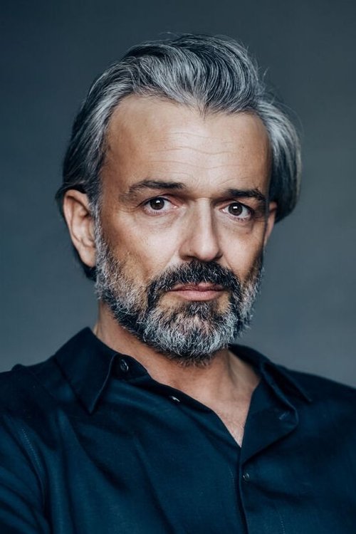 Alexander Wipprecht as Arndt