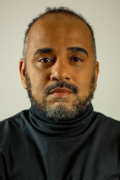 Luciano Vidigal as Adenílson