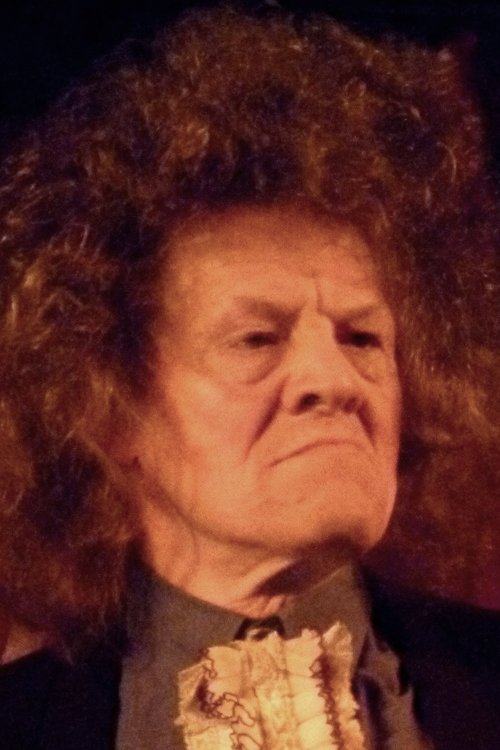 Charlie Chuck as Leslie