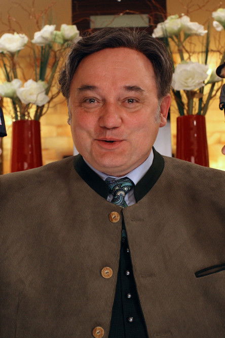 Walter Kordesch as Cox