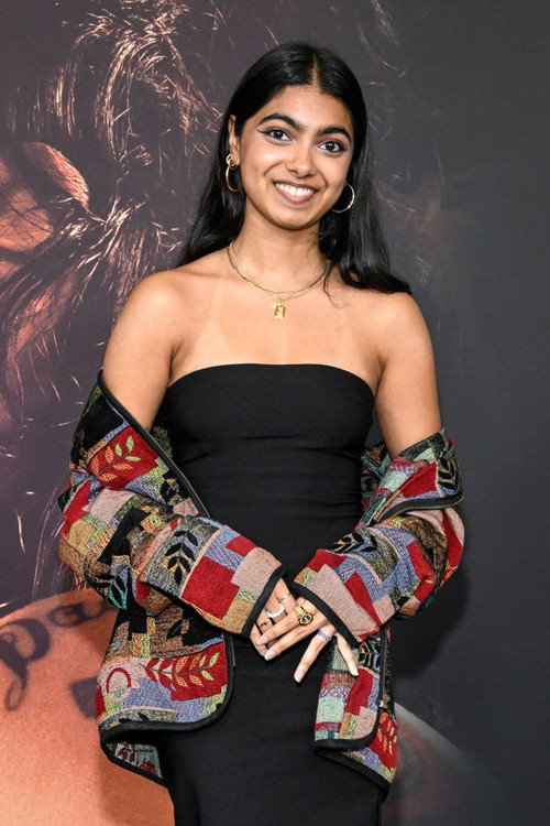 Kalissa Persaud as Evelyn