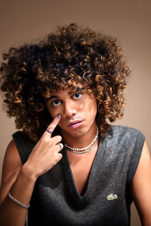 Maxx Oliveira as Leo