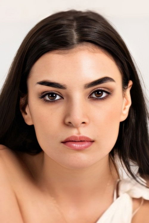 Esengül Aypek as Selen