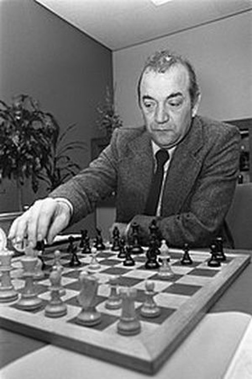 Viktor Korchnoi as self