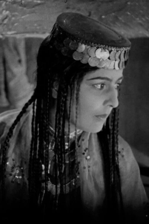 Assie Emir-zade as Sara